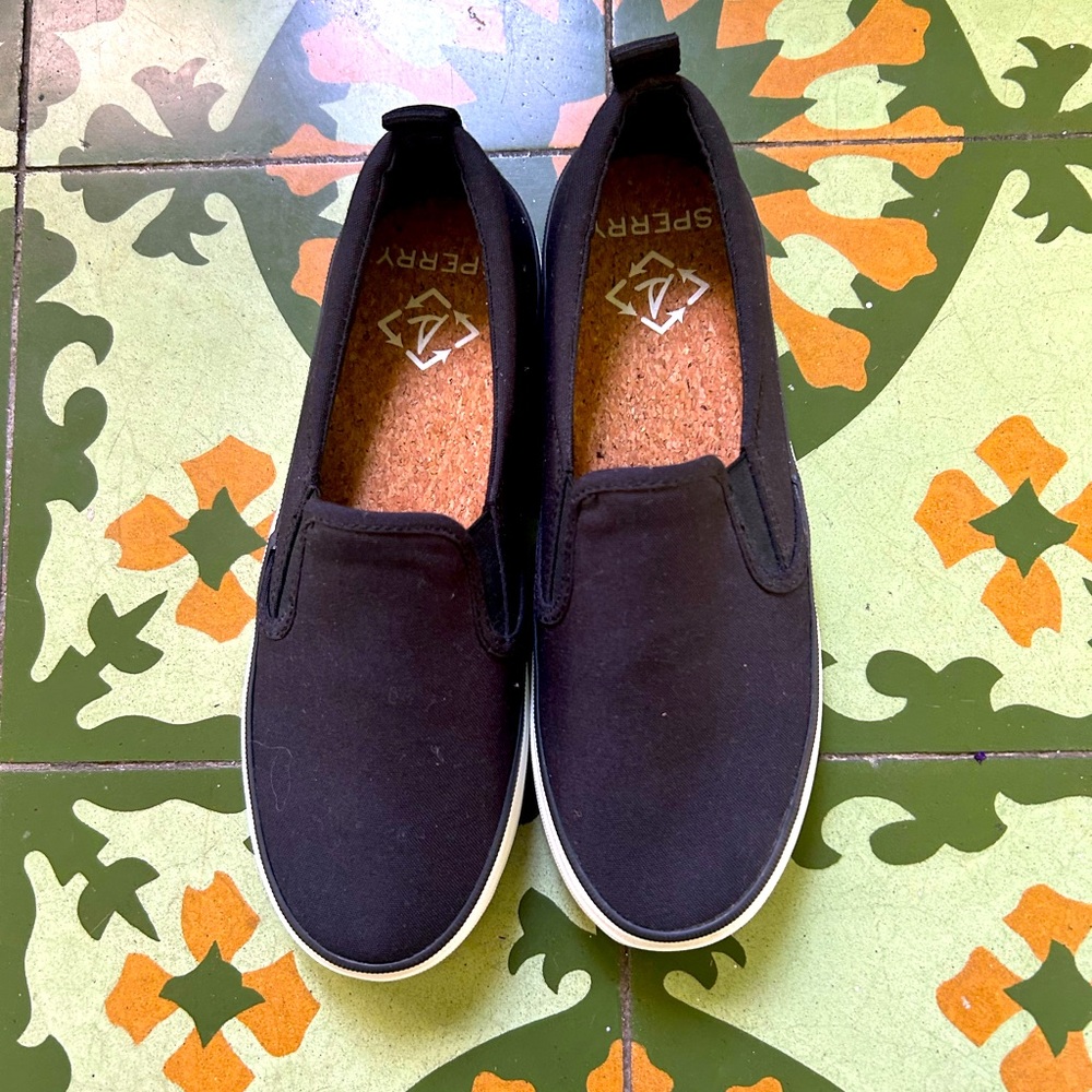 Sperry size 5.5 cute ! Like new black canvas cork insert so comfy- wash& wear!